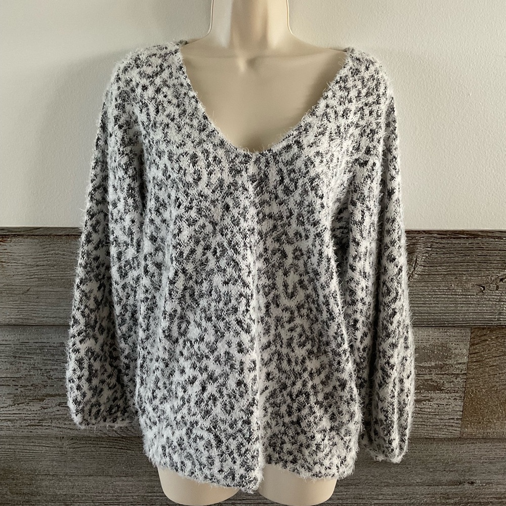 Liverpool Los Angeles Twist Back Soft Sweater Sz Small Black White Eyelash (Q1)